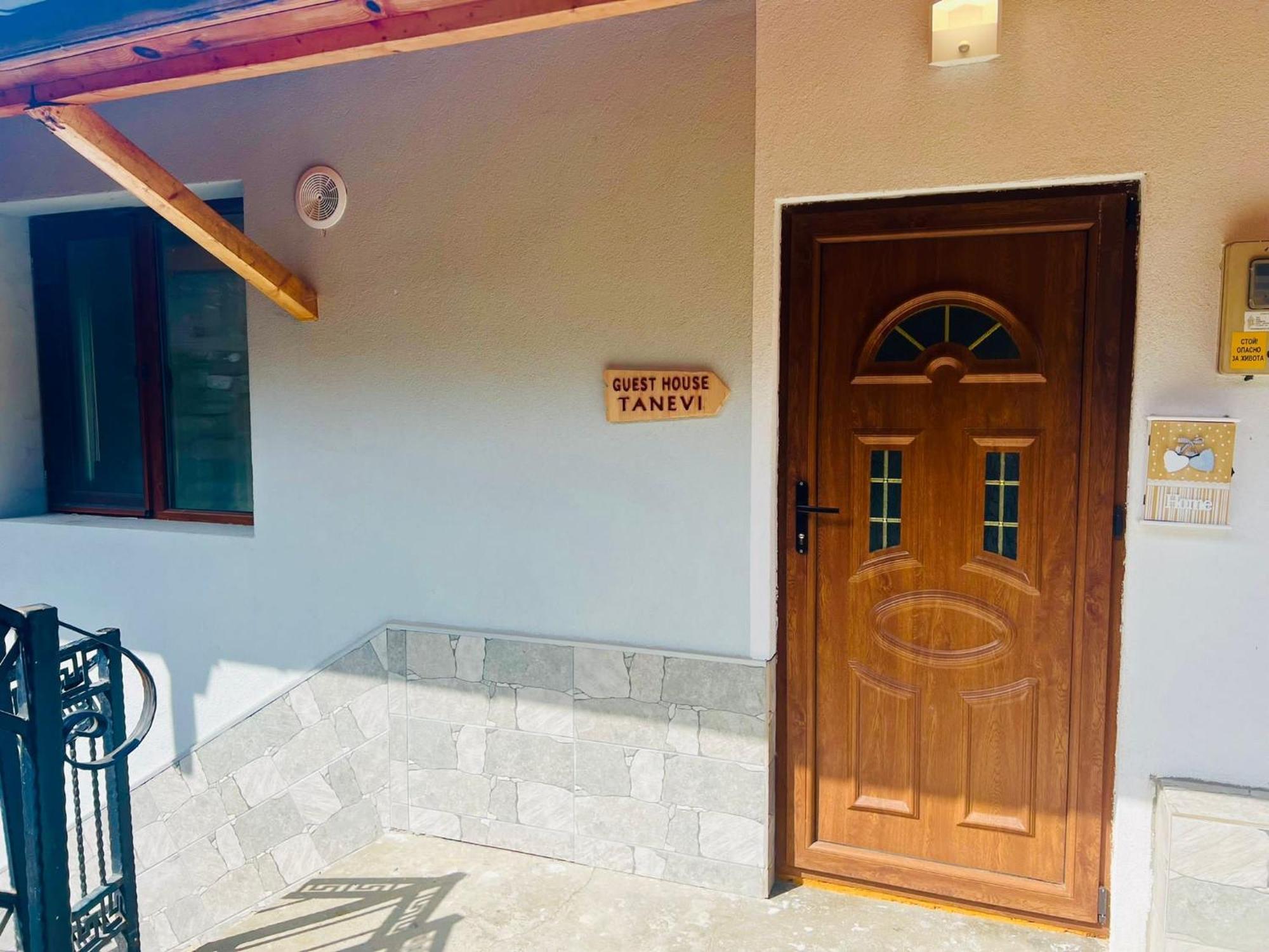 Guest House Tanevi เดวิน ภายนอก รูปภาพ